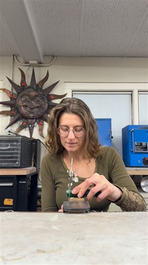 Silk Alchemy | Handmade & Bespoke Jewelry on Instagram: "Some of my recent reels have been getting a lot of love and there are some new faces here so I figure it’s time for a little reintroduction. My name’s Amanda, I’m the jeweler, content creator, website designer, and marketing person behind Silk Alchemy. It’s a one woman show over here and making jewelry is what really lights me up🔥 I taught myself the basics of silversmithing whilst living in Raglan, New Zealand about 4 years ago. Soon aft