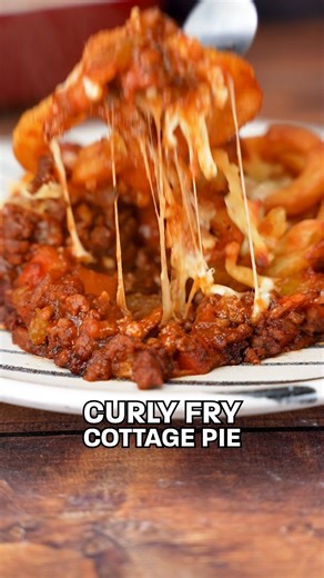 🍟 a lazy version of cottage pie that the whole family will love! If you’re sick of Christmas food now, you can whip this up in no time 🙌 🥧 So first make your cottage pie mix - we all have our own way of doing it, but we recommend adding some chorizo to the mix 😍🙌 🍟 Whilst thats simmers cook your curly fries for 10 mins on 180c 🥧 Pour the mince mixture into an ovenproof dish and top with cheese and curly fries 🍟 Add another sprinkling of cheese on top 🥧 Now bake in the oven for around 15