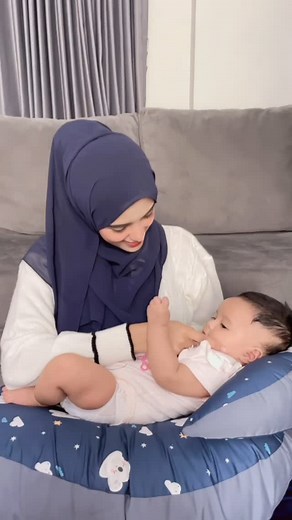 Nadyamustika on Instagram: "Paling nyaman lakuin aktivitas seharian bareng Shireen ditemenin @snobbybaby_id Untuk aku yang full dbf dan masih suka pegel gendongnya, setelah pakai bantal menyusuinya Snobby jadi semakin mudah dan nyaman banget😍 Dan paling suka sama tasnya yang super muat banyak barang untuk aku yang selalu dibawa semua setiap kali pergi keluar, best! Untuk mama yang mau samaan juga pake perlengkapan dari Snobby Baby series baru ini akan launching besok tanggal 6 Desember! Stay tu