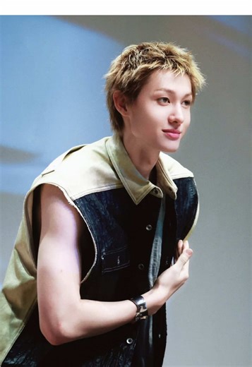 Makeup lẹ đi bà, hoàng tử đang đứng trước cổng chờ tụi mình đi chơi kìaaa😗😗 #Martin#Cortis#Mababy