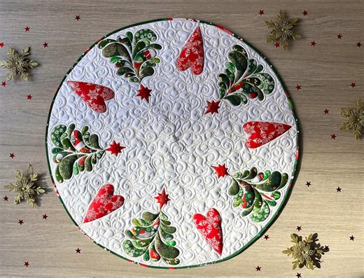 Handmade Round Quilted Christmas Table Topper: Red & Green Holiday Centerpiece, Diameter 30" - Etsy