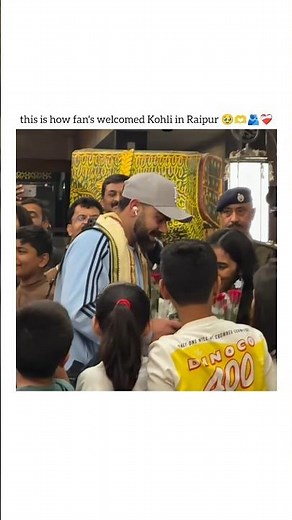 this is how fans welcomed Kohli in Raipur 🥹🫶 #viratkohli #indvssa #shorts #anushkasharma #fans #ict