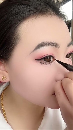 How to Draw Sharp Eyeliner in 10 Seconds 🔥 Makeup HackEasy Eyeliner Trick 💄 Get Perfect