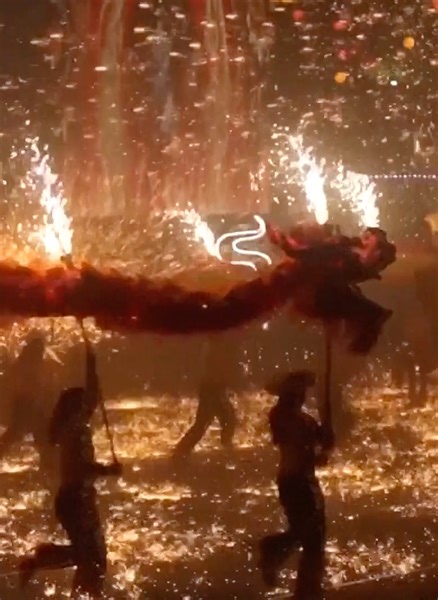 Fire dragon dances accompanied by the dazzling molten "iron flower" firework show were heating up the festive atmosphere in the Tongliang District of southwest China's Chongqing, ahead of Spring Festival, or Chinese New Year. The performance was led by bare-chested men and accompanied by the rhythmic beats of drums and gongs, presenting a scene of excitement, grandeur and wonder. #Happy2024 #YearOfLoong | China Plus Culture