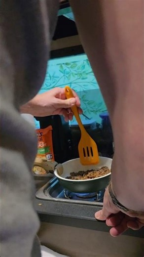 Cooking dinner in a 20ft Rv. #rvcooking #campinglife #rvlife #travel