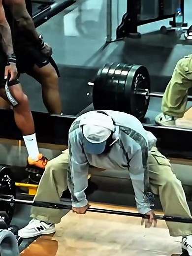 5.7K views · 138 reactions | The two big guys were given a shock by the skinny guy #anatoly #mop32kg #gym #cleaner #prank | Ana Toly 1M | Facebook