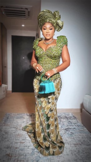 MERCY AIGBE ADEOTI on Instagram: "Out to support my sister @mummyglee on her father’s burial… Omo rere lo ma gbeyin gbogbo wa 🙏🏻🙏🏻❤️❤️ Outfit @tiwwiofficial 💚 Beaded Purse @alb__brand 💚 Auto Gele @temmaautogeleconcept 💚"