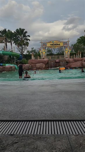 น้องออลินเล่นทะเลเทียม