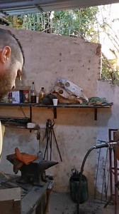 2.1K views · 46 reactions | Proceso del revenido El revenido, al igual que el normalizado, el recocido y el temple, es un tratamiento térmico a un material con el fin de variar su dureza y cambiar su resistencia mecánica. El propósito fundamental es disminuir la gran fragilidad que tienen los aceros tras el temple #LeccionesDeArteso #CuchileriaDonJuan #HaceTuAsadoConestilo | Cuchillería Don Juan | Facebook