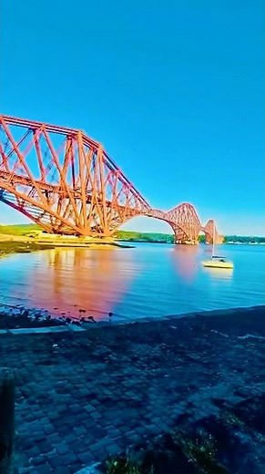 “Train Crossing Scotland’s Iconic Forth Bridge 🚂🇬🇧 | Engineering Marvel in Motion!”