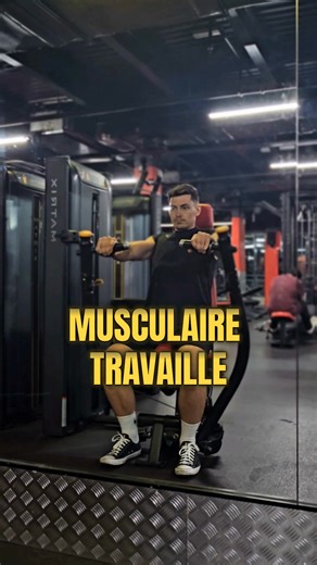 Commente “PECS” pour recevoir mon programme complet sur la musculation des pectoraux. T’as besoin de seulement 3 exercices pour prendre des pectoraux. Je suis passé de ces pecs là à ces pecs là en répétant encore et encore ces 3 exercices : 1️⃣ Développé incliné aux haltères Priorité au haut des pecs, souvent en retard chez la plupart des gens. Charge lourde avec 6 à 12 répétitions, en contrôlant le mouvement. Objectif : dépasser 40 kg par main → tu auras forcément des gros pecs. Si t’es pas à l