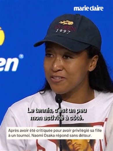 « Je pense que les gens oublient que mon rôle principal, c’est d’être maman. » Mère de Shai depuis 2023, la quadruple championne en Grand Chelem assume aujourd’hui de faire passer sa fille avant sa carrière lorsque la situation l’exige. Après avoir renoncé à un tournoi pour rentrer auprès d’elle, Naomi Osaka l’explique simplement : sa fille avait besoin d’elle, et c’était sa priorité. Une prise de parole qui remet aussi en question cette injonction faite aux mères à devoir constamment justifier 