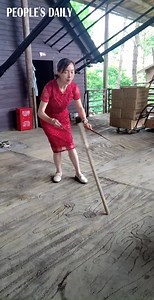 Watch this performer master the art of flower stick juggling, one of China's intangible cultural heritages, with smooth twirls, flawless flips, and perfect balance in central China's Hunan Province. | People's Daily, China