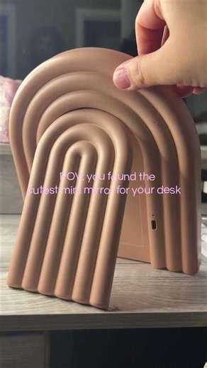 Don’t underestimate her 👀 This mini Kitsch desk mirror is small (perfect for tight spaces) but sooo