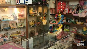 19K views · 233 reactions | En el norte de España, Jenaro Laborra lleva años coleccionando miles de objetos de todo tipo. En el Museo Casa Jenaro, un edificio de cuatro plantas, Laborra guarda las reliquias en diferentes escenarios que ha recreado: una taberna, una escuela y una zapatería, entre otros. Visitamos esta singular ‘casa museo’ en la localidad navarra de Sangüesa con el mejor guía del museo, el propio Jenaro. | CNN en Español | Facebook