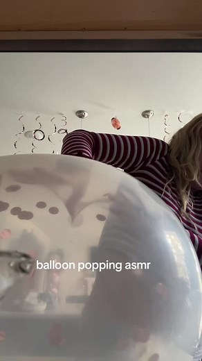 popping balloons with my nails asmr ballon pop #balloon #balloonpopping #balloonpop