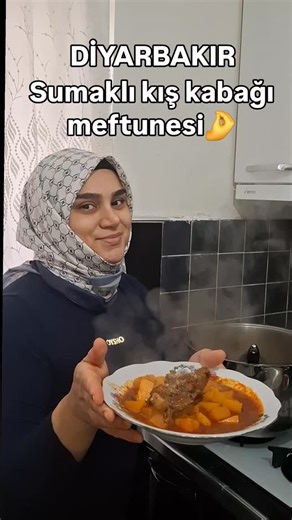 Zeynep Ermiş on Instagram: "Diyarbakırlı arkadaşına gönder sana meftune yapsın. Tarif aşağ👇👇👇 🍲 Kemikli Etli Sumaklı Kış Kabağı (Soğansız) 🧺 Malzemeler: 600 g kemikli kuzu eti 1 kg kış kabağı (iri küp) 3 yemek kaşığı sıvı yağ 1 yemek kaşığı domates salçası 1 yemek kaşığı biber salçası 1 çay bardağı sumak suyu (2 YK sumağın üzerine sıcak su, süz) 1,5 su bardağı sıcak su 1 tatlı kaşığı tuz 2 çay kaşığı isot 1 çay kaşığı pul biber (isteğe bağlı) 4 5 diş sarmısak 👩‍🍳 Kısa Yapılış: Kemikli eti