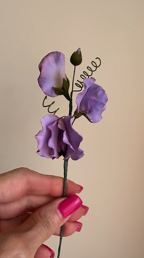 10K views · 74 reactions | Love these gumpaste flowers.. 殺 #cake #gumpaste #gumpasteflowers | Design Me a Cake | Facebook