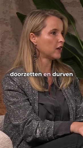 Sofie De Pauw | Opleiding Nagelstyliste België (Diest) on Instagram: "Soms zie ik het gebeuren bij mijn cursisten. Dat ze moe worden. Twijfelen. En bijna willen afhaken in plaats van te blijven bouwen en dromen van hun succesvol salon. Omdat het voelt alsof ze blijven investeren. In materiaal. In opleidingen. In zichtbaar durven zijn. En dan komt die gedachte: “Wanneer stopt dit?” “Wanneer mag het eens lichter worden?” “Wanneer ga ik nu echt eraan verdienen en voldoende klanten hebben?” In onze 