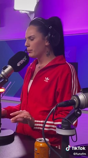 Famke Louise's Live Performance of 'Tout Est Bon'