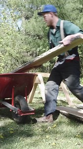 ⚠️ 🌲Did you know that leveling your first cut is very important in chainsaw milling? It’s important because every other cut follows that first one! Now, while we suggest our own EZ-Rails as your first cut guide this method^ works fine as well! Also, making sure you use wedges through out the cut is important too. . #repost from @chris_m_moran 🌲🌲🌲 . “Milling black cherry for woodworking projects” #chainsawmilling #alaskanchainsawmill #chainsawaddicted #woodworking #woodworkingskills #homestea