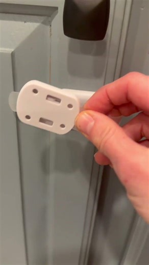 Baby locks Easy one hand open and close, keeps toddlers out