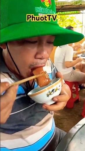 💥 Pork Leg Stew in FLODDING SEASON 🥥 Mekong Delta Food | PhuotTV #Shorts