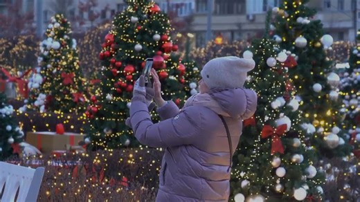 Moscow gears up for New Year celebrations with giant mandarins and plush train
