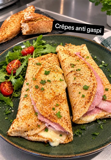 🥞 Crêpes anti-gaspi au pain rassis ! Vous avez du pain rassis qui traîne ? Ne le jetez surtout pas ! 😋 Pour cette recette, il vous faut : * 🍞 Environ 200 g de pain rassis * 🥛 500 ml de lait * 🥚 2 œufs * 🧈 Un peu de beurre pour la cuisson * 🍓 La garniture de votre choix 👉 Préparation : Coupez le pain rassis en morceaux et mettez-le dans un mixeur. Ajoutez le lait et les deux œufs, puis mixez le tout jusqu’à obtenir une pâte bien homogène. Faites chauffer une poêle avec un peu de beurre. V