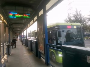 常州BRT抽象行为之小车进BRT站