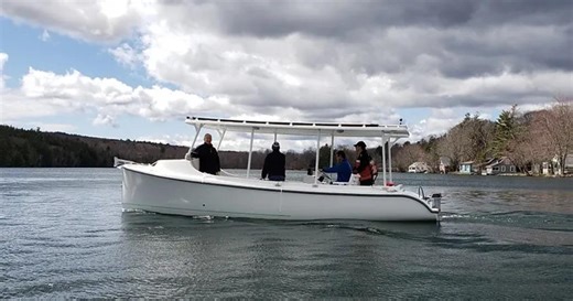 Solarbetriebenes Boot für zehn Personen hat unendliche Reichweite