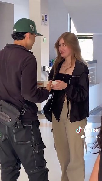 Bess (@_bess_ss) - Así se saluda a la polola: Un saludo especial