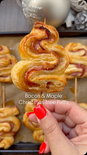 🎄 Christmas Tree Maple Bacon Puffs Crispy, golden, and irresistibly festive — these puff pastry bacon trees are the perfect mix of sweet, smoky, and buttery goodness! Ideal for Christmas parties, brunch boards, or cosy movie nights. 🥓✨ Ingredients: • 16 slices streaky smoked bacon 🥓 • 2 sheets ready-made puff pastry • 1 egg, beaten (for brushing) • 3 tbsp maple syrup (plus extra for drizzling) • Wooden skewers Instructions: 1. Preheat: Set your oven or air fryer to 180°C (350°F). 2. Maple Gla