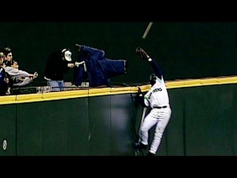 Mike Cameron CLIMBS THE LADDER to rob Derek Jeter of a home run!