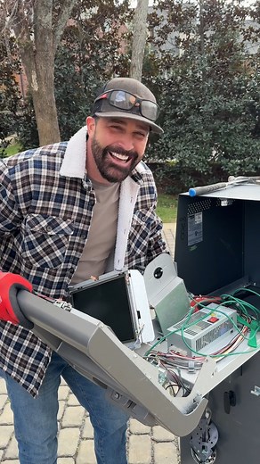 276K views · 660 reactions | So much money is in the ATM we bought 螺 | Southern Sketch Comedy | Facebook