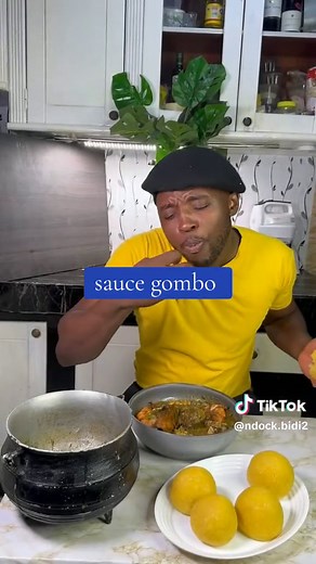 La sauce Gombo La sauce gombo est une sauce gluante à base de gombos frais ou secs. Elle accompagne les plats de poisson ou de viande. On la trouve en Afrique du centre en particulier en Cameroun. Le gombo est riche en fibre, calcium, fer, potassium. Ingrédients (6 personnes) • 1kg de viande de boeuf • 1 kg de gambas • 500g de gombo frais (environ 12 pièces) • Sel gemme (kanwa) • Sel - Gingembre ⁃ 4 tomates - Ail • Huile d’arachide • 2 oignons ⁃ les écrevisses ⁃ Poisson fumé Préparation et cuiss