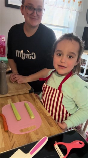 On cuisine maman & fille🩷 Salade macaroni avec les restant extra simplicité #cuisinefacile #saladedepates #mamanetfille #simplicité #macaroni