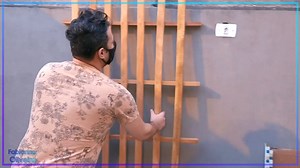 Painel Ripado | Espelho Com LED | Decoração do Lavabo | DIY Chegou a vez de decorar o Lavabo e é claro, reaproveitando materiais! Fiz um painel ripado bem fácil reutilizando um estrado de cama velho que achei em uma caçamba, cortei o espelho velho do lavabo e coloquei led para dar um charme no lavabo e deu muito certo, confira o passo a passo no vídeo Fita Fixa Tudo - Tekbond Artesanato | Ateliê Fabianno Oliveira