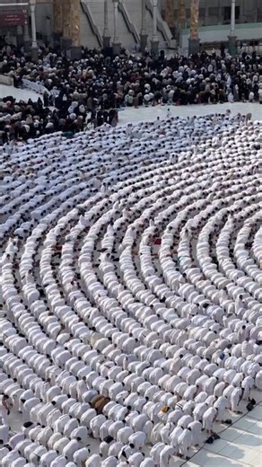 Prayer In Makkah #haram #makkah #kaaba #dua #sajda ‪@learnmahmood1126‬