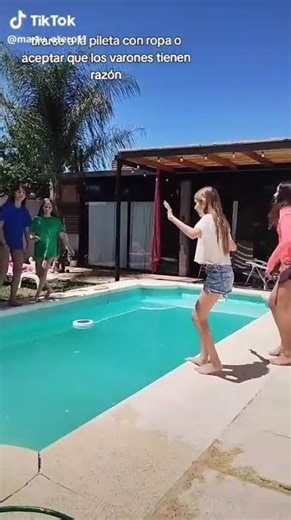 niñas saltando a la piscina con ropa