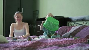 Mutter Und Sohn Haben Spaß Im Bett Stock Footage - Video von familie, kaukasisch: 65549816