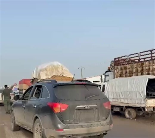 🟡 #قامشلوانطلاق 200 عائلة من مهجري عفرين من #قامشلو نحو #الحسكة في طريق عودتهم إلى #عفرين عبر الطريق الدولي M4