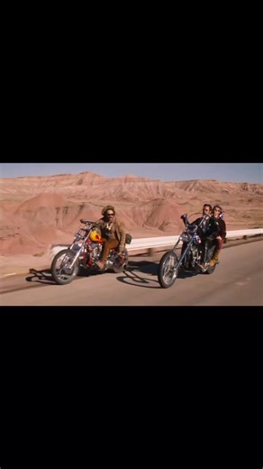 "Easy Rider" (1969), diretto e interpretato da Dennis Hopper con Peter Fonda e un giovane Jack Nicholson, è uno dei film più iconici della controcultura americana. Easy Rider non è solo un film sulla libertà e la ribellione: è stato un esperimento cinematografico senza rete di sicurezza, pieno di vita vera, droghe vere, e rischi veri. #easyrider #steppenwolf #films #video #filmdavedere #rock #THEPUSHER | Il Rock al tempo degli Dei