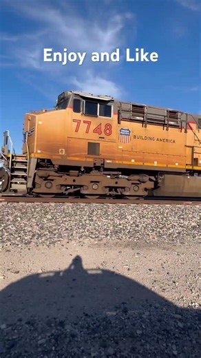 Better get out of the way. UP all the way. #UP# Gila sub#fasttrains