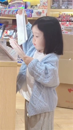 时间过得真快啊，从被爸爸撸羊角辫的小婴儿变成了自己会去文具店里选贴纸的小女孩啦～#骗你生女儿 #萌娃日常 #小时候vs现在 #我的女孩👧🏻 #人类幼崽成长记#shorts#搞笑