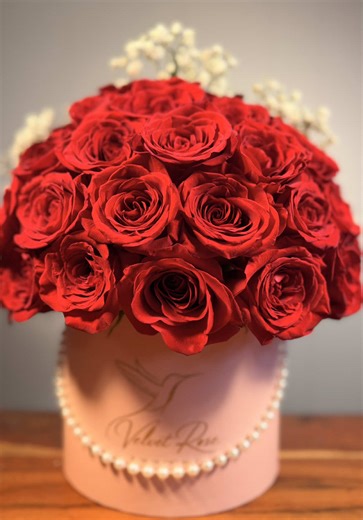 🌹 32 rosas. 32 razones para enamorarla. No es solo un ramo… es una declaración. Diseñado para quien quiere impresionar de verdad ✨ Disponible para entrega en Santa Clara & San José. 📲 Ordena ahora 1 (669) 248-9281 #V#VelvetRoseL#LuxuryFlowers3#32RosasS#SanJoseFloristF#FlowerBox