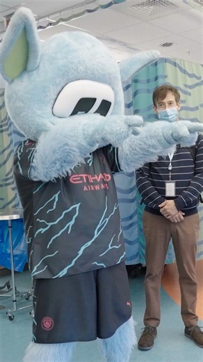 📢 Manchester City’s mascot Moonchester delighted the children at the UNC Children’s Hospital in Chapel Hill. 🏥 The proceeds from the match Manchester City v Celtic FC on July 23 will benefit the hospital. Last year, an amount of $150,000 was donated to the hospital from the match between Chelsea and Wrexham.Tickets for the match available at FCSeries.com! | FC Series