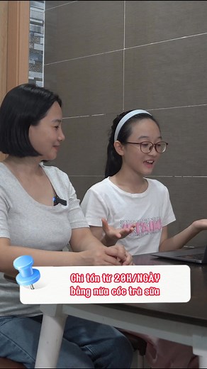 "Con từng nghĩ học tiếng Anh phải khó lắm ba mẹ ạ… cho đến khi con thử học bằng AI.” Trước đây con học mãi mà phát âm vẫn sai, đọc bài thì cứ loay hoay tra từ. Nhưng từ lúc con vào khóa rèn 4 kỹ năng của IELTSPEED, mọi thứ nhẹ nhàng hơn nhiều. Điều con thích nhất là được AI kèm từng chút một, giống như luôn có “trợ lý tiếng Anh” bên cạnh. Con chỉ cần nói vào điện thoại, AI sẽ chấm phát âm từng âm, báo chỗ lệch để con sửa ngay. Khi học đọc, gặp từ nào lạ là nhấn giữ 1 cái là thấy luôn giải thích,