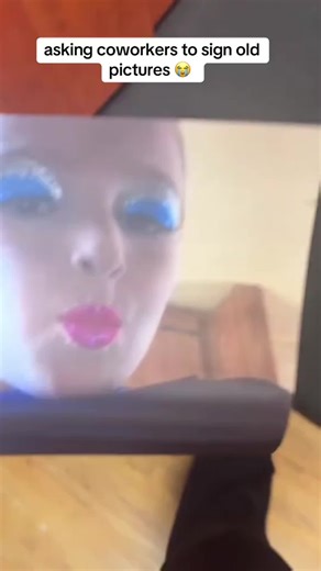 You can sign your name on your old photos. 🤣🤣 #funny #lmao #photo #comedyvideo #viraltiktok #reaction #viral