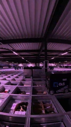 𝐏𝐎𝐕: een werkdag door de ogen van onze QLS AutoStore-robot 🤖.